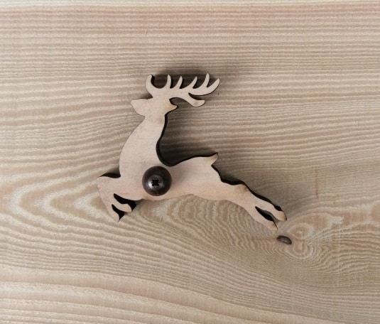 Deko-Reh aus Holz, handgefertigt, naturbelassen, hochwertiges Holzprodukt, österreichische Handwerkskunst.