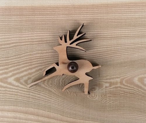 Hirschfigur aus Holz, handgefertigt, nachhaltiges Design, Ischler Holzhandwerk.