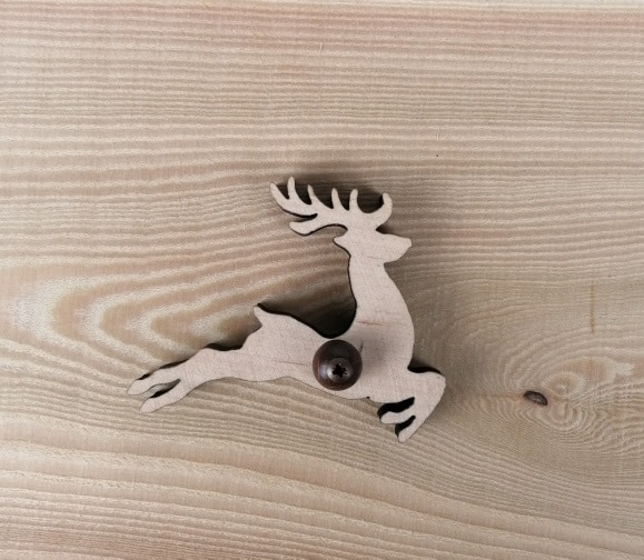 Hochwertiger Holzanhänger in Reh-Design, handgefertigt für natürliche Dekorationen.