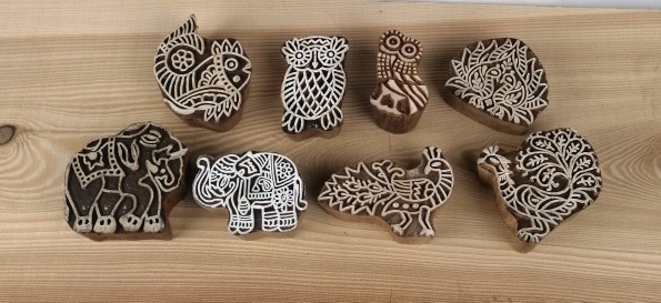 Traditionelle Holzschnitzereien aus Ischl, detailreiche kunstvolle Holzarbeiten.