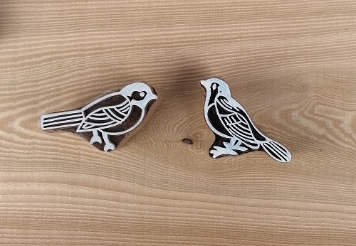 Detaillierte Holz-Vogelskulptur, handgefertigt, nachhaltiges Holz für Dekorationen.