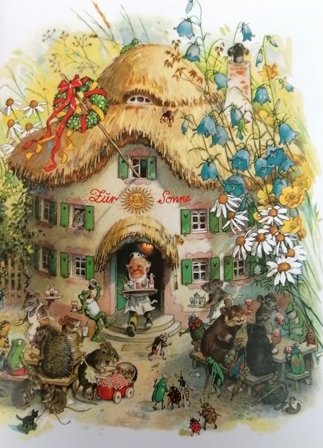 Detaillierte Holzhandwerkskunst in einem märchenhaften Design mit Tieren und Blumen, hergestellt von Ischler Holzhandwerk.