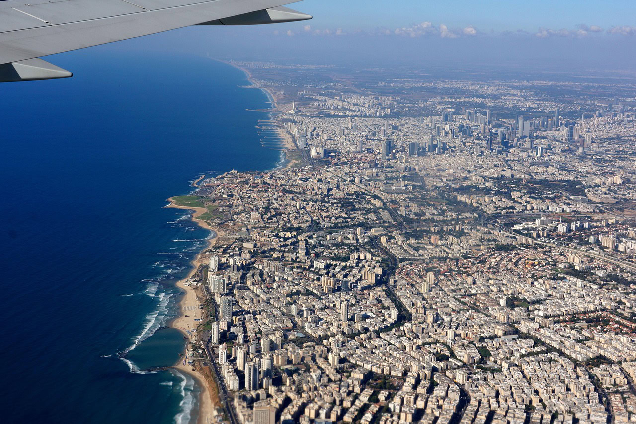 מטוס ממריא מעל תל אביב