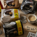 senseo dosette prix sur table avec paquets et tasse