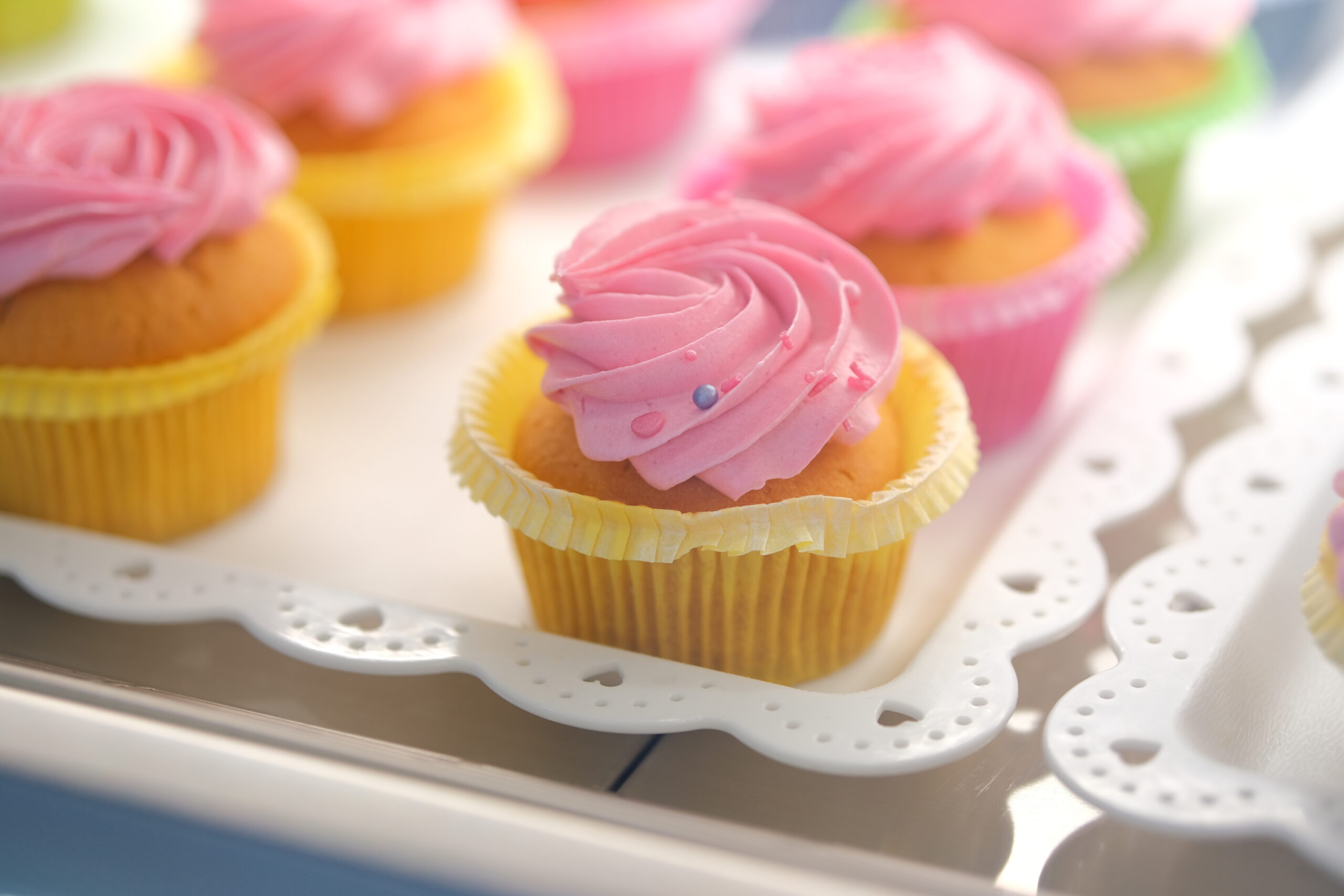 Cupcake con glassa rosa decorata, perfetti per feste e occasioni speciali.