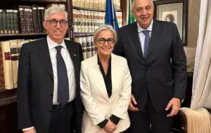 Da sinistra il Console Marco Castagnetta, l'Ambasciatrice Elita Gavele e il sindaco di Palermo Roberto Lagalla