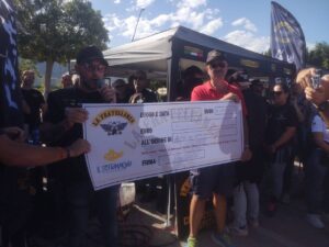 La consegna dell'assegno di dieci mila euro all'associazione Il Sottomarino