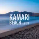 Plage Kamari Beach Santorin sable noir et falaise Mesa Vouno