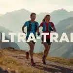 couple d'athlètes en ultra-trail en montagne
