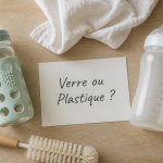 biberon en verre ou en plastique posés côte à côte sur une table