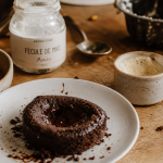 Gâteaux sans farine et sans œuf, fondant chocolat sur table en bois
