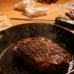 Viande qui sent fort à la cuisson : poêle, vapeur et test fraîcheur