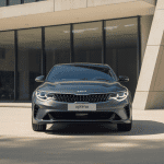 kia optima grise design moderne devant batiment contemporain