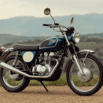 honda cl 350 scrambler vintage sur chemin de terre