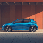 Peugeot 208 2017 bleu metallique en ville