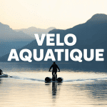 Vue d'ensemble d'un aquatic bicycle sur un lac calme
