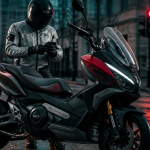 Moto automatique DCT sous la pluie en ville