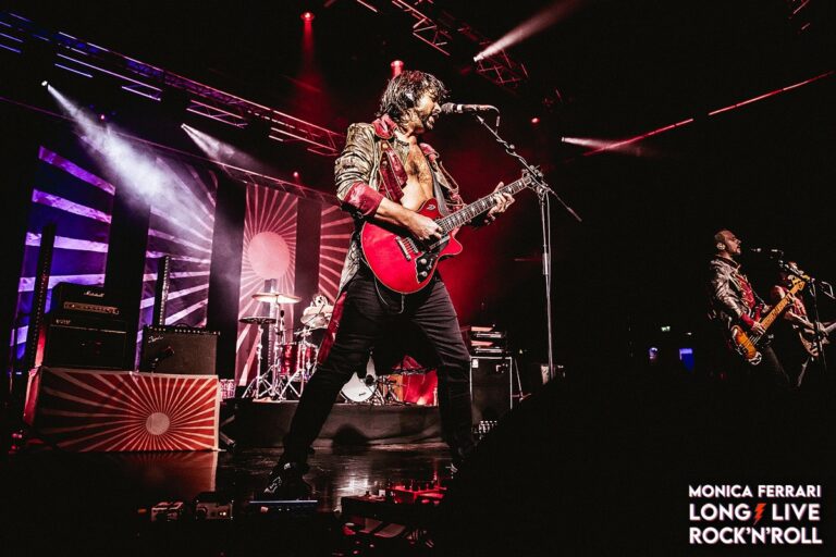 I Ministri infiammano l’Alcatraz: energia, rabbia e poesia in “Aurora Popolare”