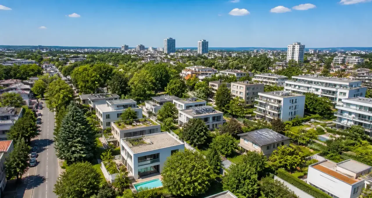 Quartier résidentiel vu du ciel illustrant l'investissement immobilier et patrimonial
