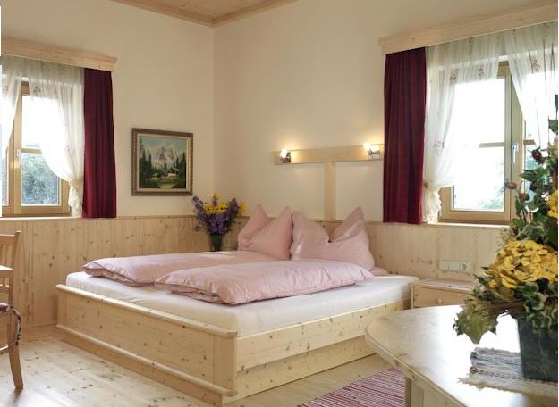 שם: Mitschighof - Heidis-Welt Pension, Mitschig לינה בטירול אוסטריה