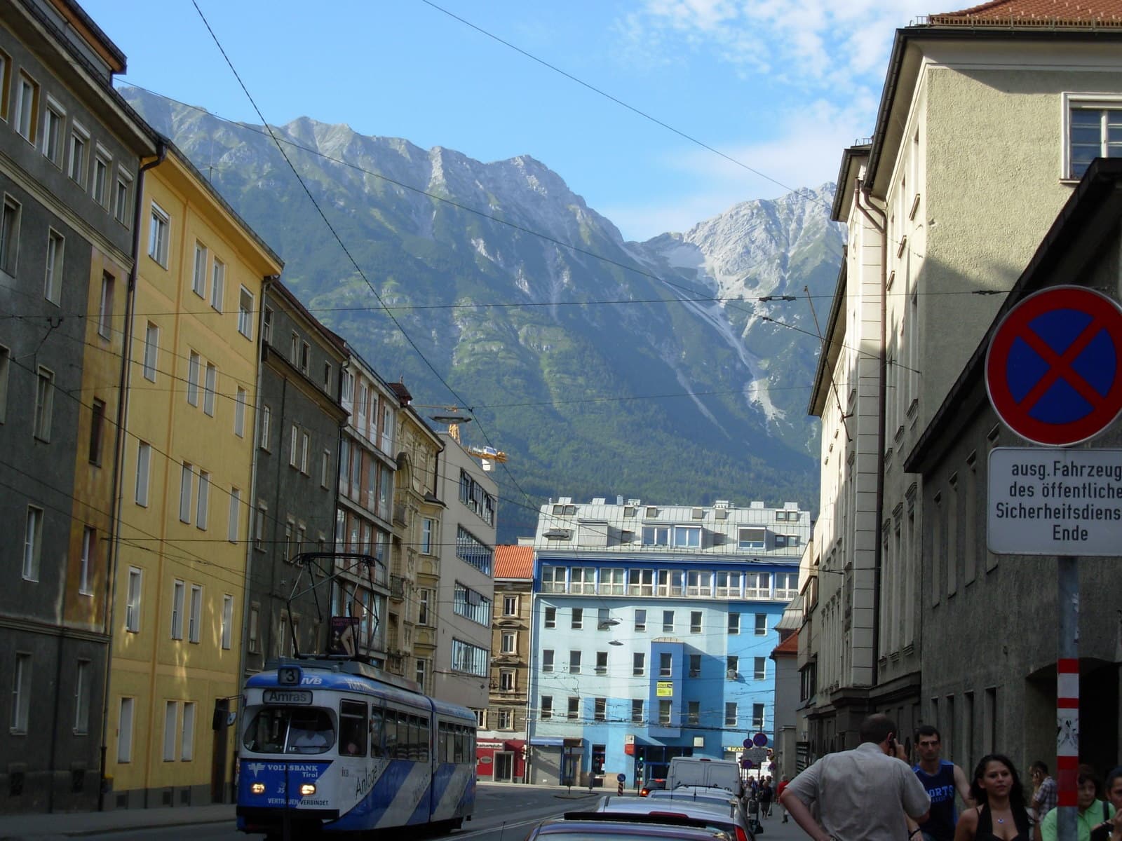 הרים מתנשאים מעל אינסברוק