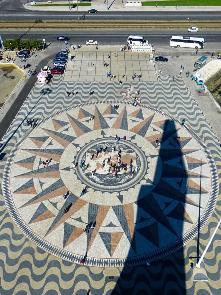 שושנת הרוחות לרגלי אנדרטת התגליות בליסבון