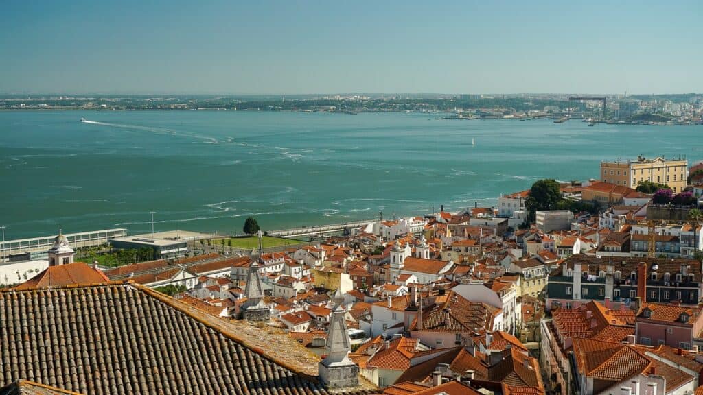 שפך נהר הטז'ו והנמל שלרגלי שכונת אלפמה בליסבון