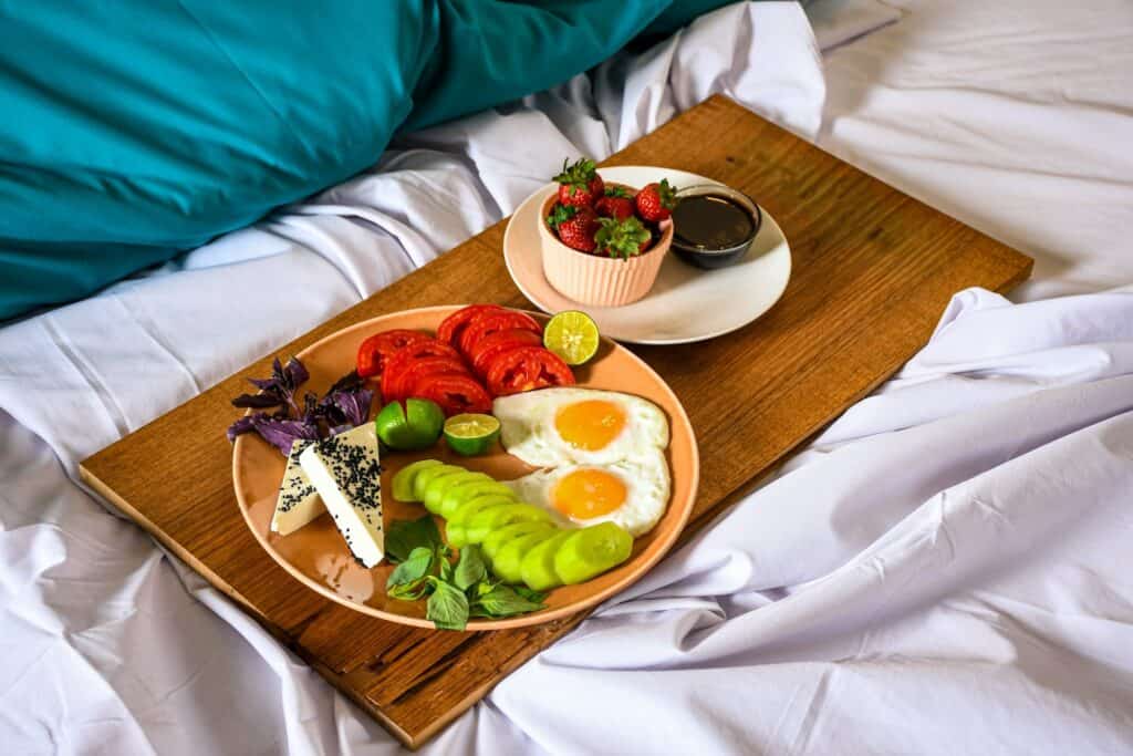 hotel-breakfeast-to-bed