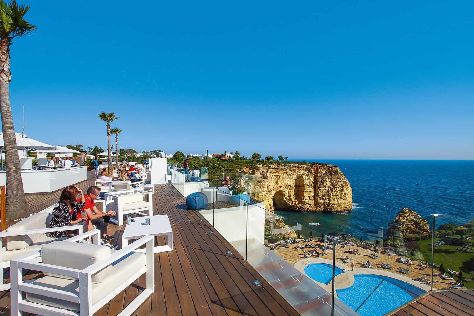 hotel-algarve-pool-with-view-to-the-ocean-with-people