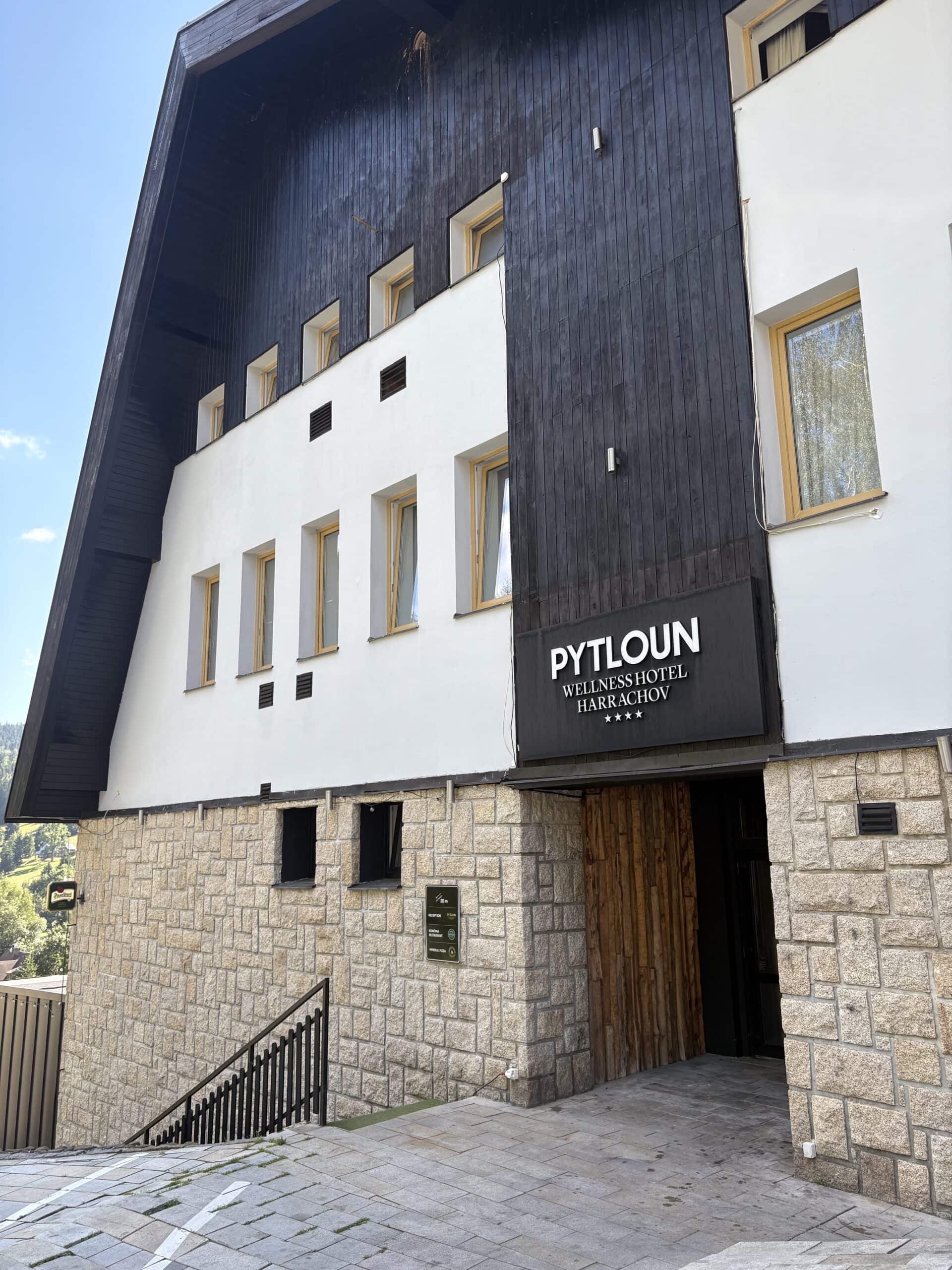 חזית מלון פיטלון בהארחוב