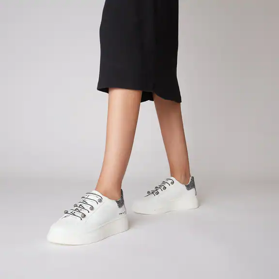 Tosca Blu Sneaker Fenice mit Perlen und Micro-Strass in Weiß-Schwarz – Bild 4