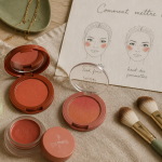 comment mettre du blush, blush et pinceaux sur table