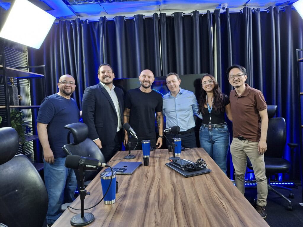 foto com os integrantes do ninetalk ao debaterem sobre liderança na transformação digital