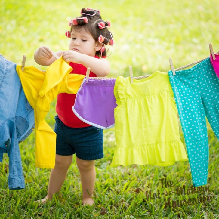 8 Tips to Save Money by Drying Clothes Outside | The Not so Modern Housewife get kids involved with hanging laundry