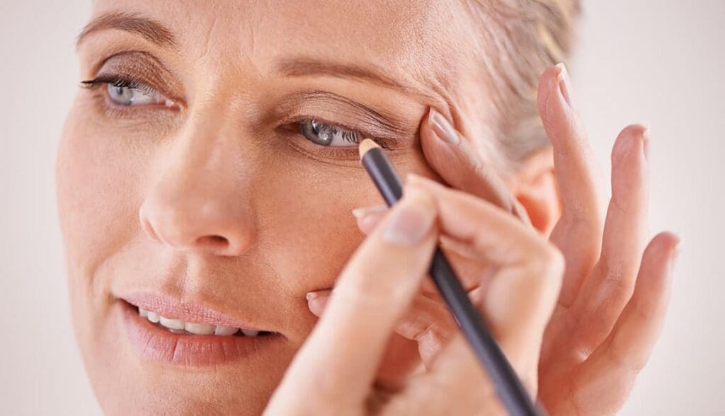 Anwendung von Make-up für reife Haut