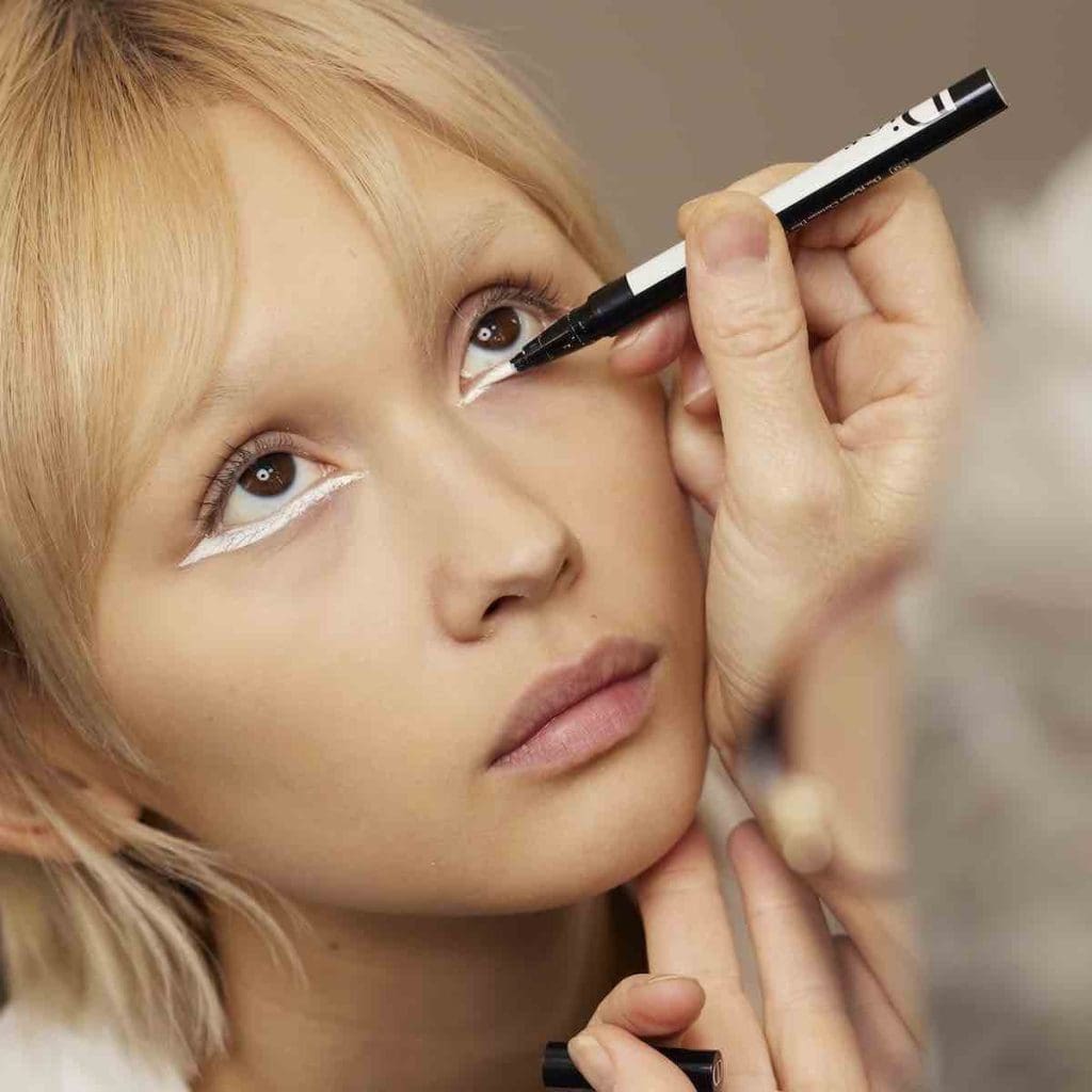Auftragen eines weißen Eyeliners