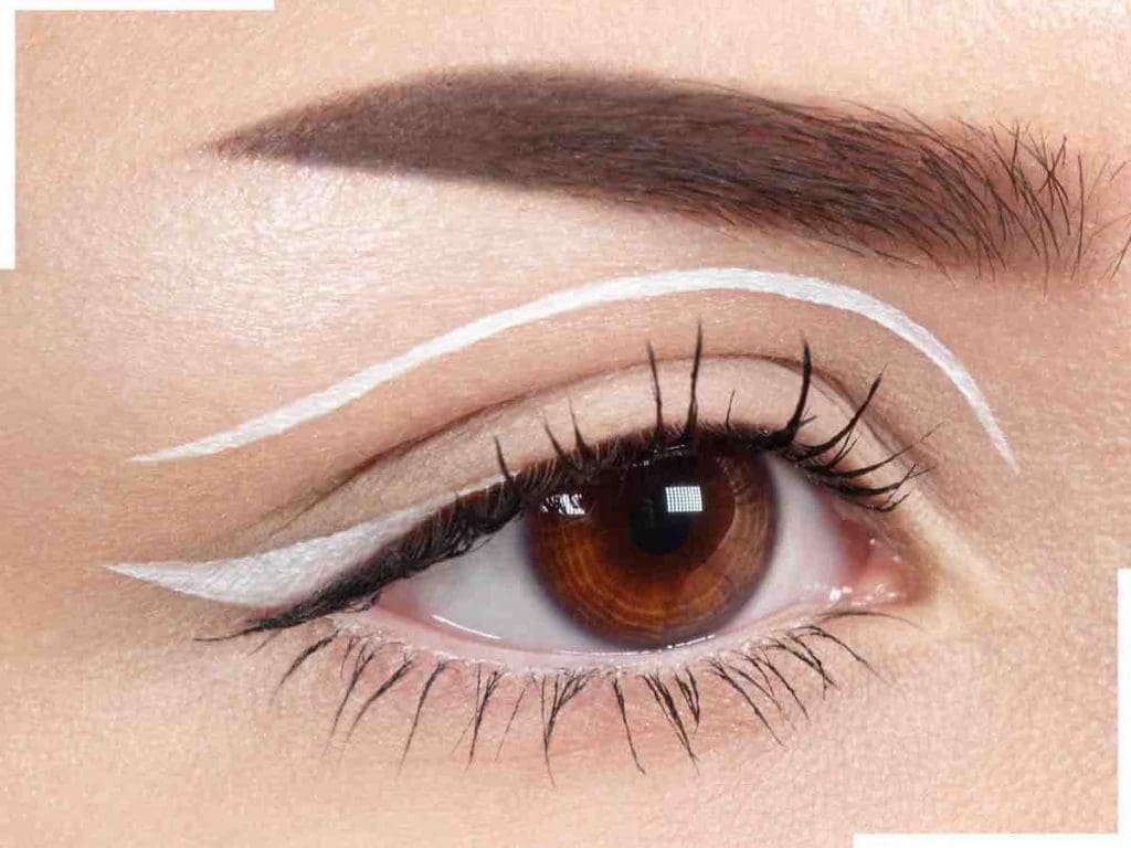 weißer Eyeliner, braune Augen