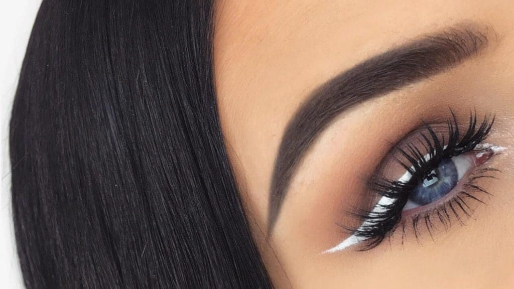 weißer Eyeliner, blaue Augen