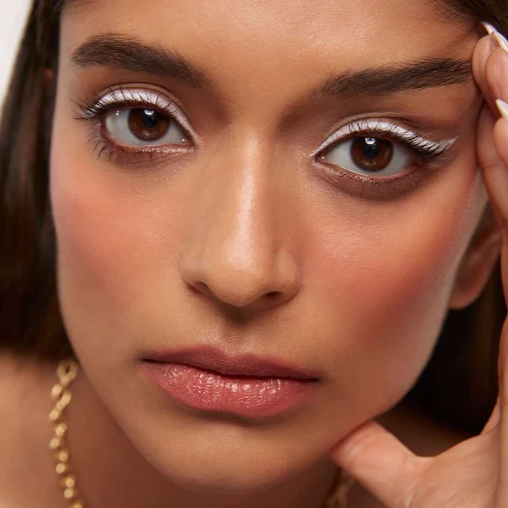 weißer Eyeliner, braune Augen