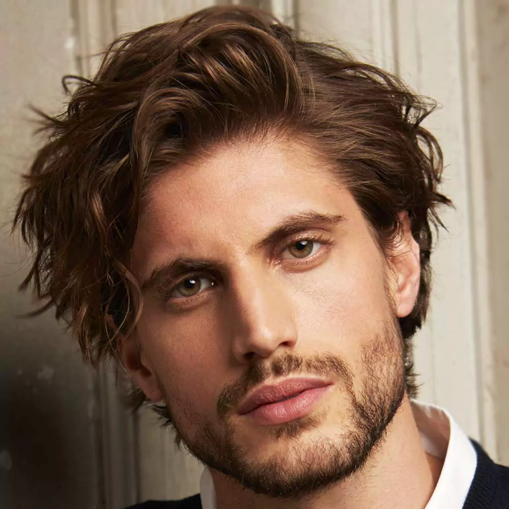 Corte de pelo medio para hombre.