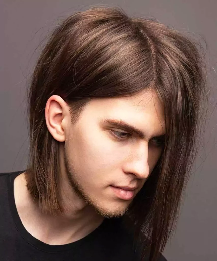 corte de pelo largo y liso para hombres