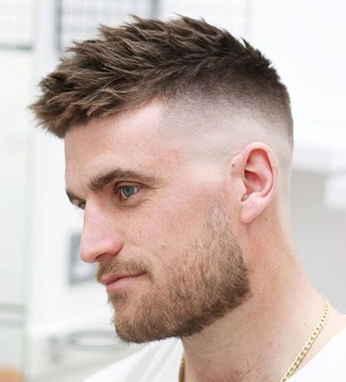 corte de pelo descolorido de los hombres