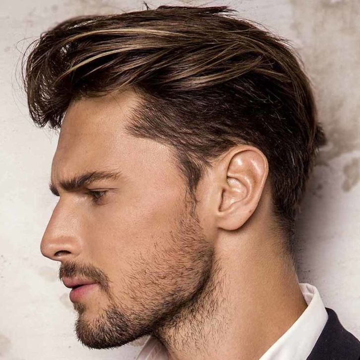 corte de pelo medio para hombres con cabello descolorido