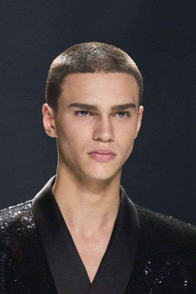 Corte afeitado para hombres.