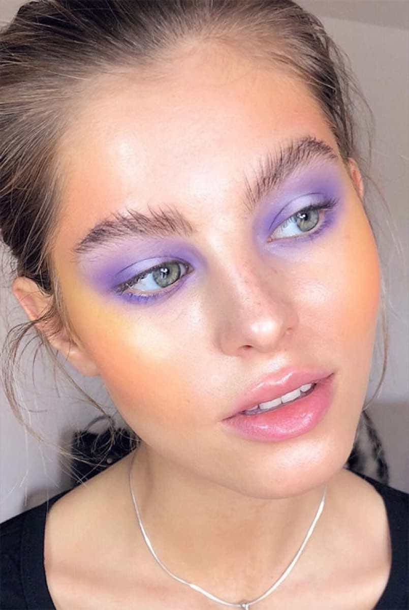 Lippen-Make-up mit lila Augen