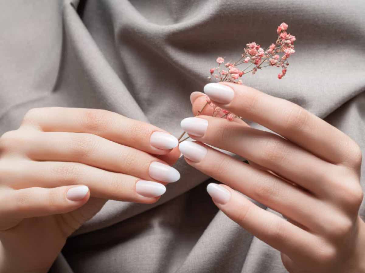 hoe je kunt voorkomen dat witte nagellak vergeelt