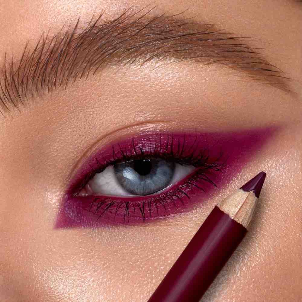 Augen-Make-up in Burgunderrot