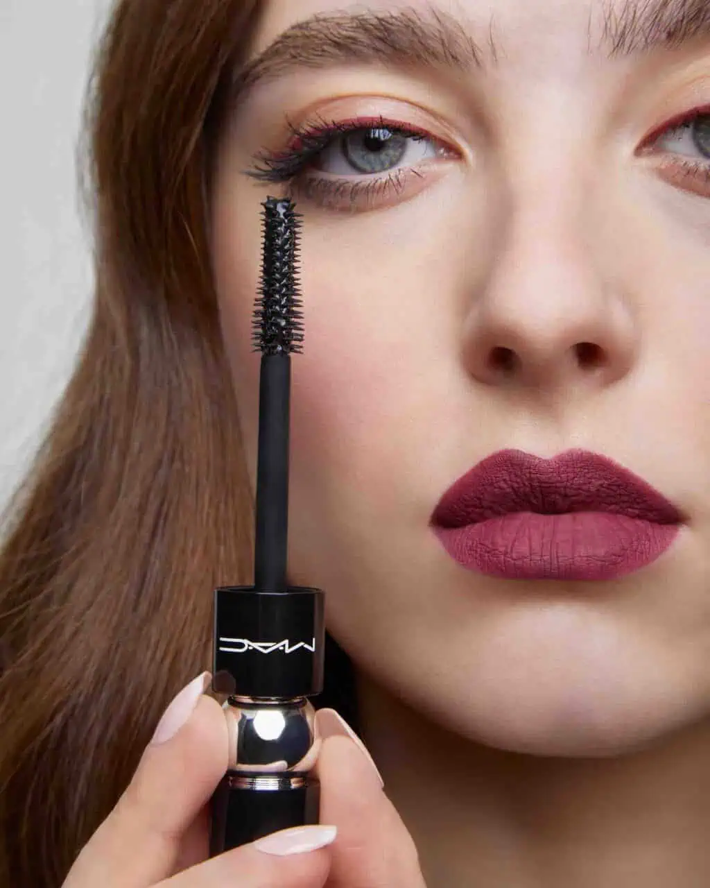 Augen-Make-up mit burgunderrotem Eyeliner und passendem Lippenstift