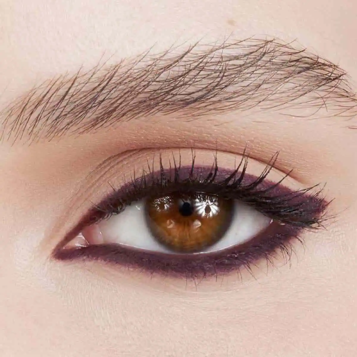 Braunes Augen-Make-up mit burgunderrotem Stift
