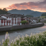 Vue panoramique d'Itxassou avec maisons basques et Pyrénées